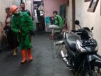 3 PPSU Krendang Melakukan Penyemprotan Cairan Disinfektan