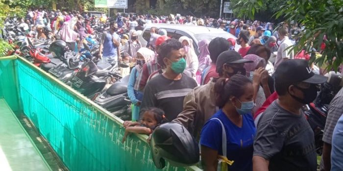 Kacau! Penyaluran BST Rp 300 Ribu di Kota Tangerang Abaikan Prokes