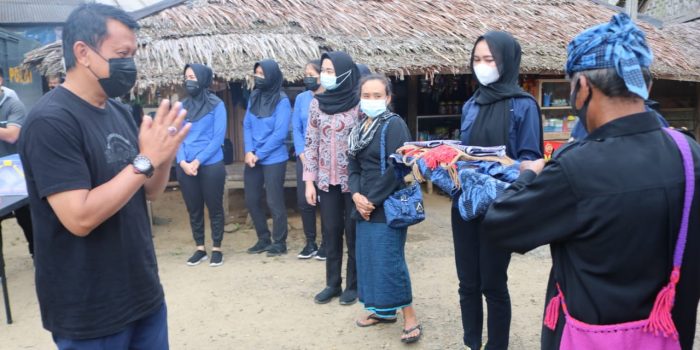 Kabid Humas Polda Banten Kombes Pol Edy Sumardi juga mengajak kepada masyarakat suku Baduy agar selalu menerapkan protokol kesehatan