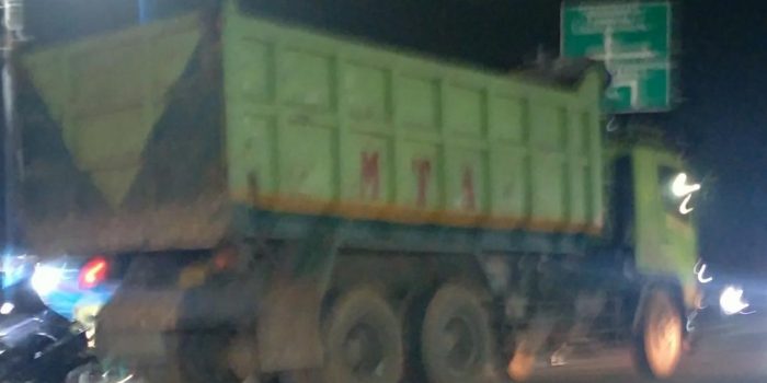 Mobil truk tanah yang melintas di Semana, Jakarta Barat, (Foto Satusuaraexpress.co / Sulaiman)