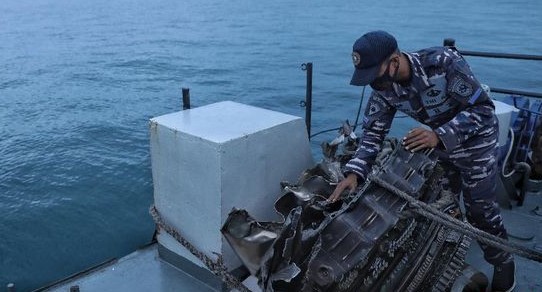 Petugas menemukan benda diduga turbin pesawat Sriwijaya Air SJ182 di perairan Kepulauan Seribu, Jakarta, Minggu (10/1). (Foto: CNN Indonesia/Bisma Septalisma)