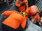 3 Dari 8 Orang Yang Terjebak Reruntuhan Bangunan Akibat Gempa Berhasil Di Selamatkan