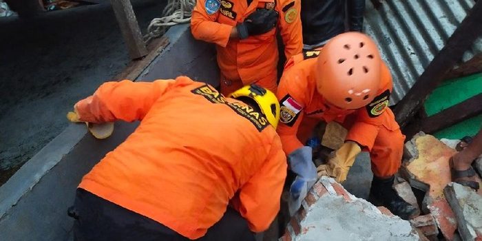 Foto: Tim SAR berupaya selamatkan warga terjebak reruntuhan di Mamuju, Sulbar (dok. Istimewa)