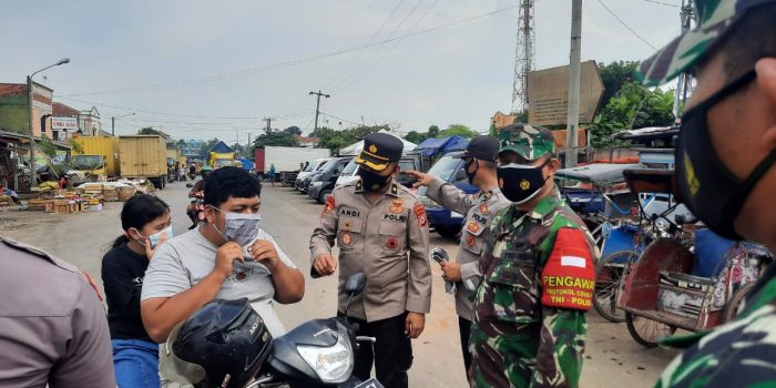 Tekan Covid-19, 5000 Masker di Bagikan Satgas Polda Banten-TNI dan Satpol PP