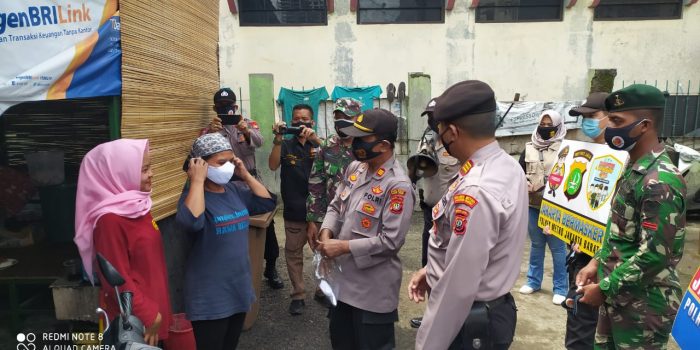 Cegah Penyebaran Covid-19, Polres Metro Jakarta Barat Bagikan 500 masker Gratis