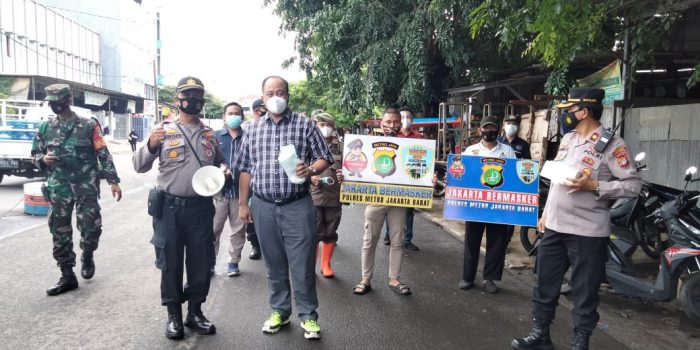 Jakarta Bermasker, Polsek Kalideres Bagikan 1000 Masker