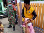 Pembagian BST, Ketua RW 01 Pegadungan bantu Warganya Yang Lansia