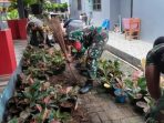 Anggota Koramil 03/Serpong Bersihkan Pohon Aglonema Hiasan Kampung Pancasila