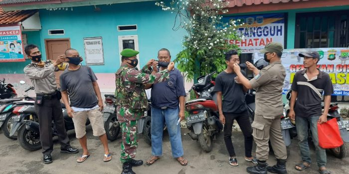 Dukung Gerakan PPKM Mikro, Polsek Cisauk dan Tiga Pilar Bagikan 200 Masker Gratis
