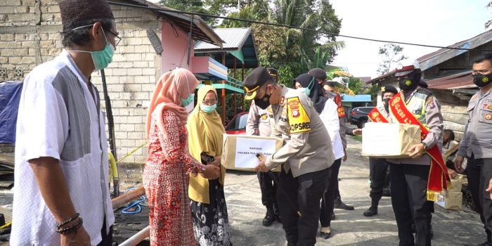 Polisi Berikan Bansos Korban Kebakaran di Kelurahan Pulang Pisau