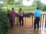 Sigap Personel Polsek Kebon Jeruk Evakuasi Warga Terjebak Banjir