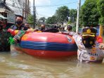 Takjub, Sarlurkan Bantuan ke Korban Banjir, Kapolsek Kembangan Rela Basah-basahan