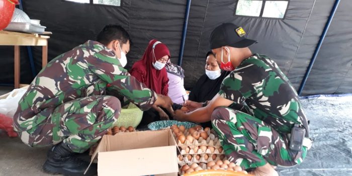 Ringankan Korban Banjir Koramil 06/Jtu Dirikan 3 Titik Dapur Umum