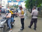 Pengendara Motor Jadi Sasaran Pembagian Masker dari Polsek Cisauk