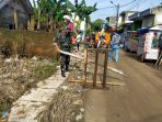 Dandim 0506/Tgr Pungut Sampah di Lokasi Paska Banjir