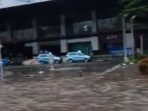 Banjir Cukup Dalam Merendam Ruas Jalan di Bekasi