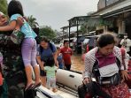 Danramil 03/Serpong Turun Ke Lokasi Banjir Bantu Evakuasi Warga