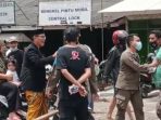 Tak Diizinkan Lewat Karena Banjir, Pengendara ini Malah Adu Mulut dengan Petugas