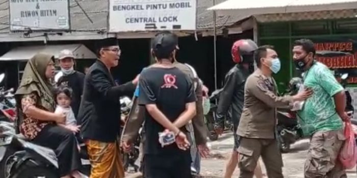 Tak Diizinkan Lewat Karena Banjir, Pengendara ini Malah Adu Mulut dengan Petugas