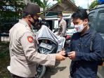 Terapkan Disiplin Bermasker, Polsek Cisauk Gencar Bagikan Masker di Jalan Raya