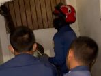 Ular Sanca 3 Meter Di Temukan Warga Meruya Ilir