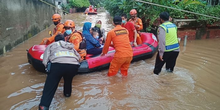Polsek Pesanggarahan Terjunkan 100 Personil Gabungan Evakuasi Warga