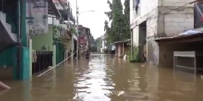Banjir di Kelurahan Cipinang Melayu, Makasar, Jakarta Timur, Jumat (19/2). Foto: Dean Pahrevi/JPNN.com Artikel ini telah tayang di JPNN.com dengan judul "2 Pintu Air Siaga Satu, Sejumlah Wilayah di Jakarta Sudah Tergenang Banjir", https://www.jpnn.com/news/2-pintu-air-siaga-satu-sejumlah-wilayah-di-jakarta-sudah-tergenang-banjir