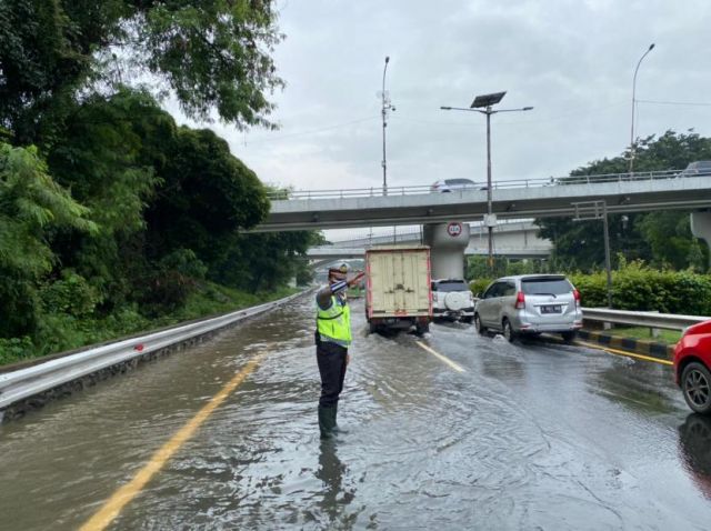 medium genangan air di ruas tol interchange cawang sabtu 202 210220084753 318