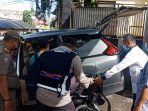 Bhabinkamtibmas kelurahan Palmerah Bopong Lansia Usai Vaksin