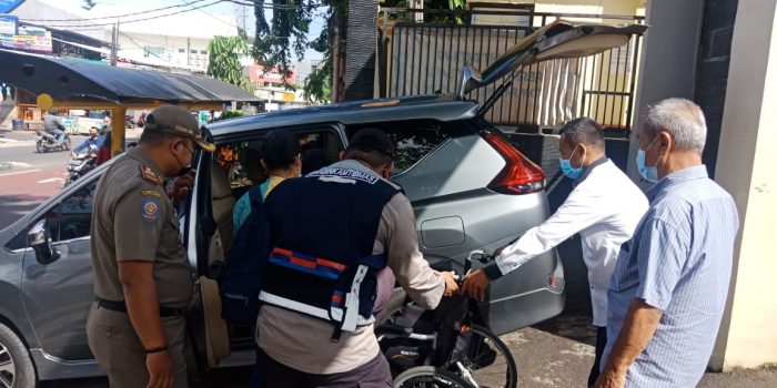 Bhabinkamtibmas kelurahan Palmerah Bopong Lansia Usai Vaksin