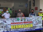 Tekan Covid-19, Polsek Cisauk Sebar 200 Masker Gratis di Stasiun Kereta Api