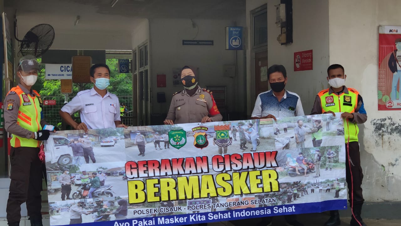 Tekan Covid-19, Polsek Cisauk Sebar 200 Masker Gratis di Stasiun Kereta Api 1 IMG 20210303 WA0006