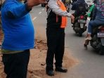 Atasi Kemacetan Dampak Pengecoran jalan Amblas, Satpelhub Kalideres Atur Lalin