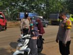 Gencar Cegah Covid-19, Polsek Cisauk Bagikan Masker Untuk Masyarakat