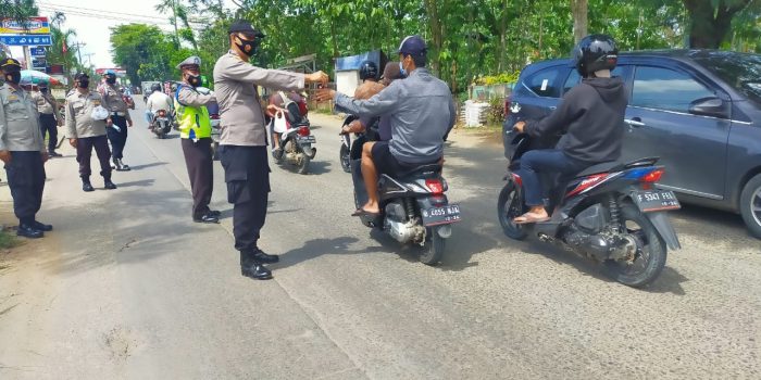 Putuskan Penularan Covid-19, Polsek Cisauk Bagikan 100 Masker