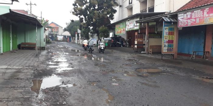 Jalan Rusak Berat: Apa Harus Nunggu Ada Korban? Baru Diperbaiki