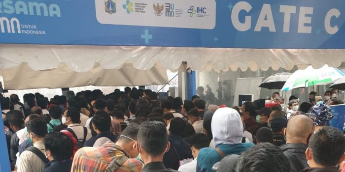 Sejumlah Foto Ratusan Orang Berkerumun Saat Antre Vaksinasi di Istora Senayan