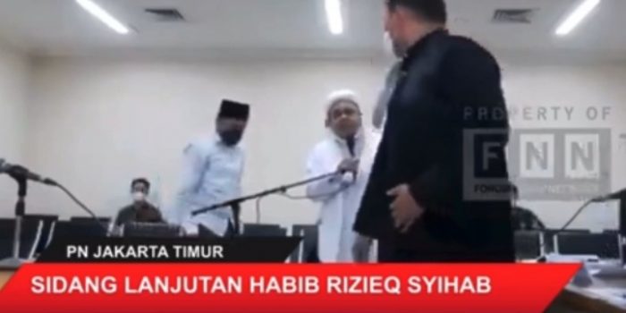 Habib Rizieq Shihab Didorong dan Dipaksa Ikuti Sidang Online Oleh Petugas