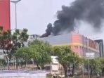 Kepulan Asap Hitam Terlihat di Glodok Plaza