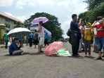 Pencari Suaka Protes Blokade Jalan Bedegul Daan Mogot