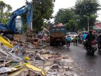Penataan Saluran, 25 Bangunan Di Bantaran Kali Dibongkar