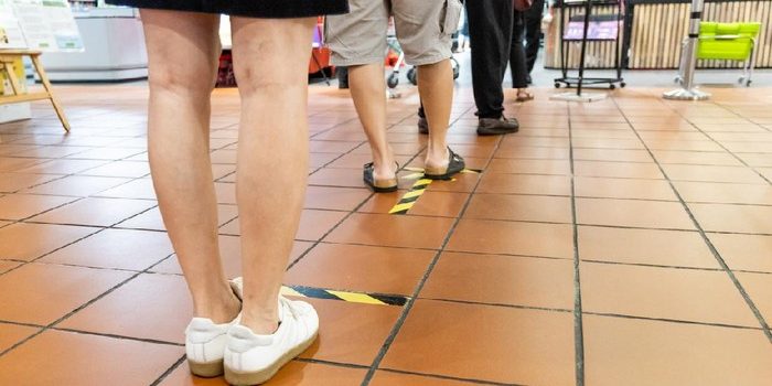 Jaga jarak di kerumunan (Foto: Getty Images/iStockphoto/ThamKC)
