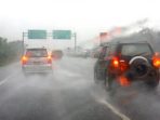 Masih Gunakan Lampu Hazard Saat Hujan Deras ? Ini Bahayanya