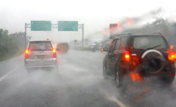 Gunakan Lampu Hazard Saat Hujan Deras ? Ini Bahayanya
