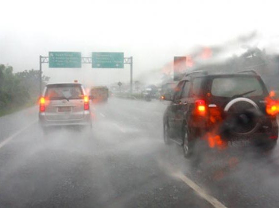Gunakan Lampu Hazard Saat Hujan Deras ? Ini Bahayanya