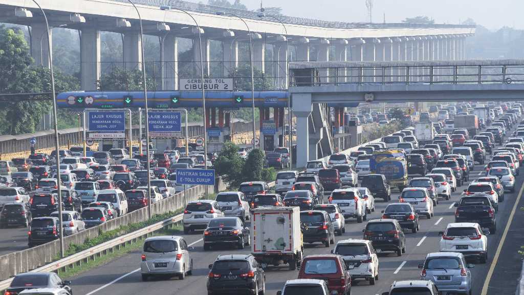 200608095510 jalanan jakarta kembali macet pada hari pertama pembukaan perkantoran