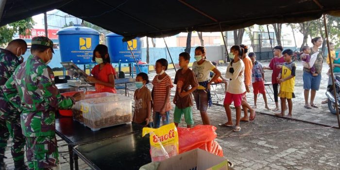 Bansos Peduli Bencana Banjir, Bekangdam IX/Udayana Gelar Dapur Lapangan