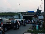 Jalan Meruya Utara Semrawut Akibat Tak Ada Traffic Light atau Petugas Pengatur Jalan