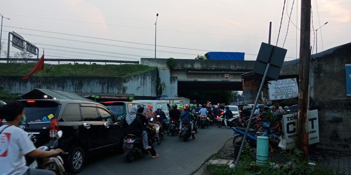 Jalan Meruya Utara Semrawut Akibat Tak Ada Traffic Light atau Petugas Pengatur Jalan