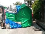 Sebuah Truk Angkut Karton Terbalik di Kalideres